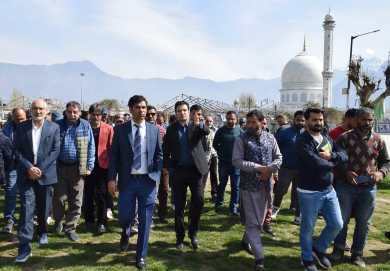 Div Com visits Shrines, Mosques_ Reviews facilities_ Pays obeisance at Dastgeer Sahib, Zadibal Imambarah (1)