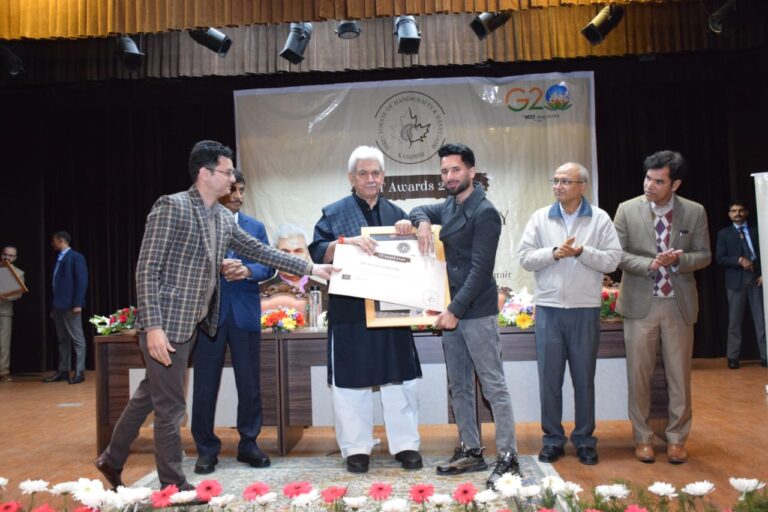 Lt Governor presents UT Level Award to the Artisans (7)