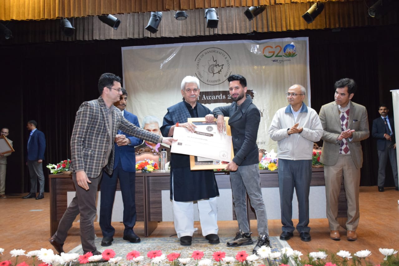 Lt Governor presents UT Level Award to the Artisans (7)