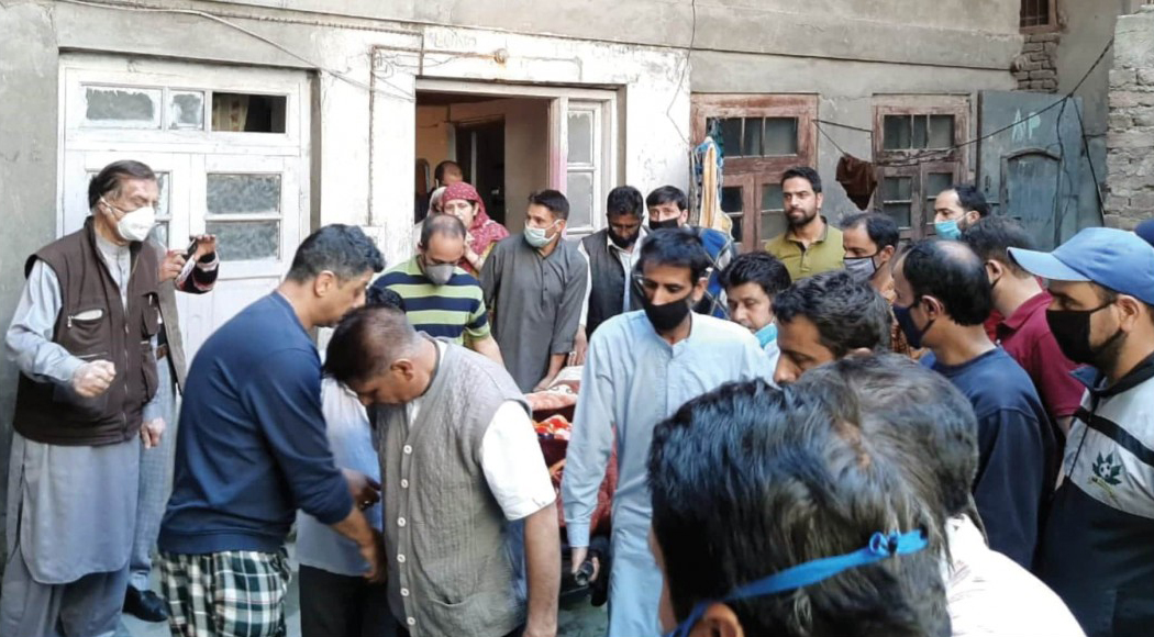 Muslims help perform last rites of a Nawakadal Pandit