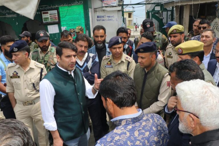 DC Srinagar pays visit at Dargah Hazratbal-