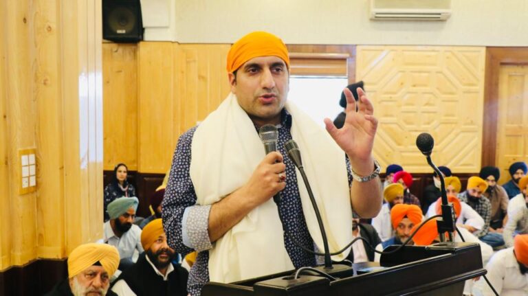 DC Srinagar visits Gurudwara Chatti Padshahi-14