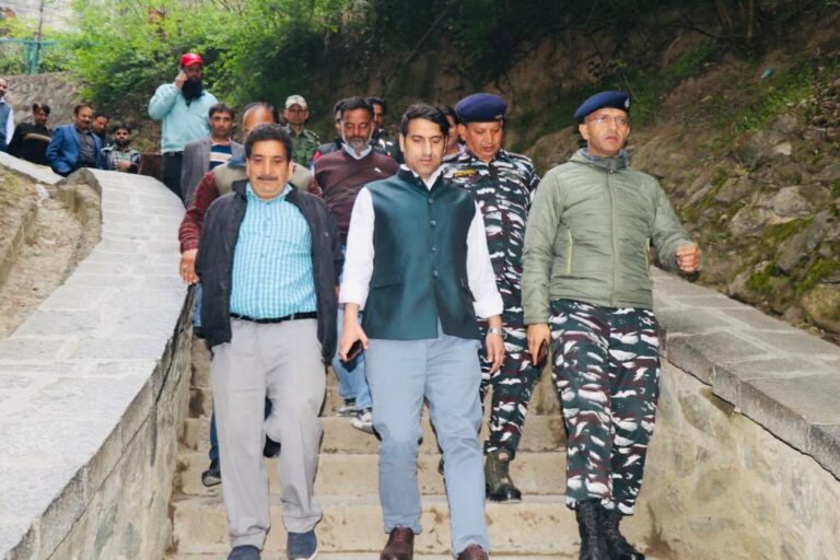 DC Srinagar visits ShankarAcharya Temple-
