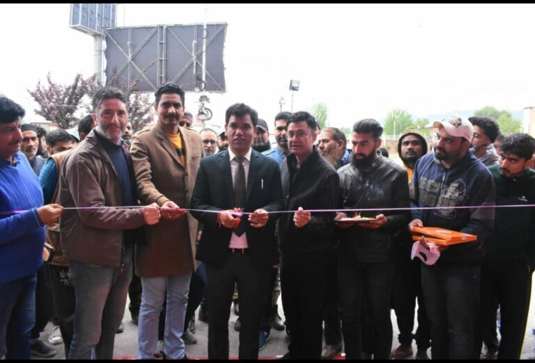 Div Com Kashmir inaugurates 4-month long Exhibition at Kashmir Haat