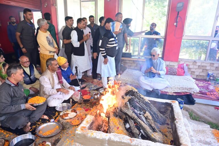 Lt Governor Manoj Sinha participated in Mahayagya on the auspicious occasion of Zeashta Mata Jayanti at Zeashta Devi Temple, Srinagar (1)