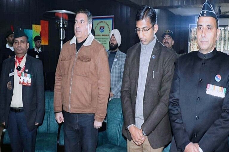 Armed Forces Flag Day Div Com Kashmir pays homage to Armed forces