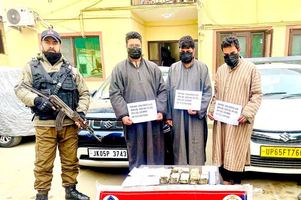 Police bust cheating & robbery racket in Baramulla; ₹6 lakh cash and counterfeit gold coins recovered