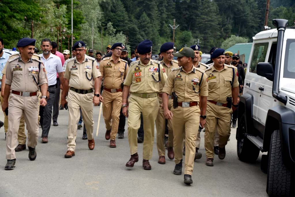 DGP J&K Visits Nunwan frisking point, Reviews security and facilitation arrangements for Shri Amarnath Ji Yatra