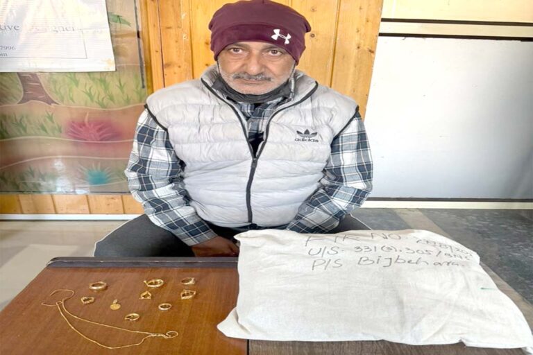 Police Solves Theft Case In Anantnag; Stolen Gold Jewellery Worth ₹2 Lakh Recovered, Accused Arrested